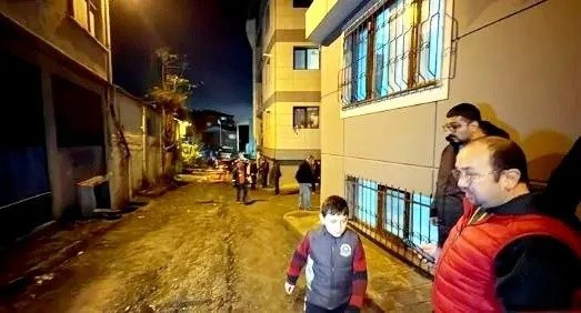 CHP'li belediye klasiği! İstanbul’da yol çöktü, 2 daireyi su bastı